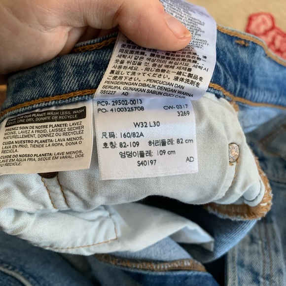 Blue tapered leg lightly distressed Levi’s - Picture 4 of 4